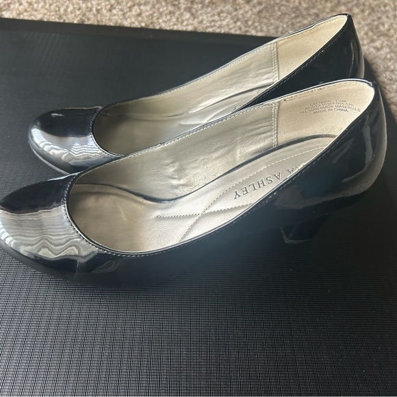 Laura Ashley Black Patent Pumps Size 7.5M Business Casual Office Formal Event - Picture 2 of 5